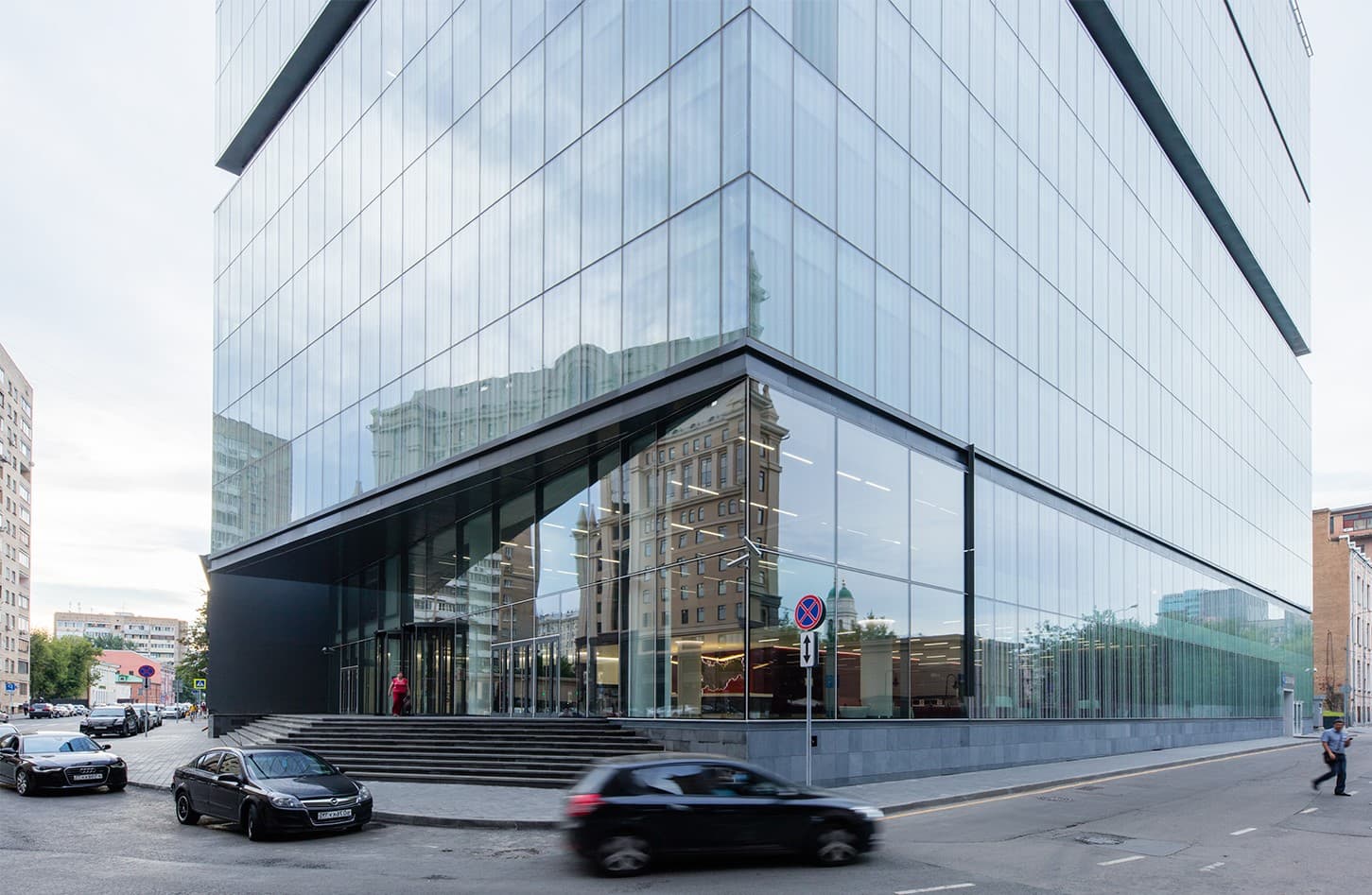 Grues Treuil corporate building